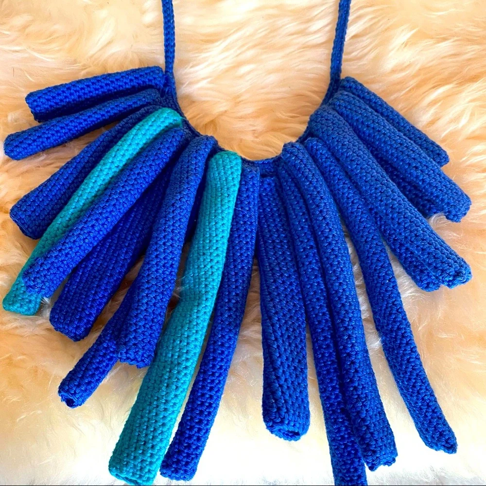 Hand knit necklace made in Europe - Picture 1 of 7